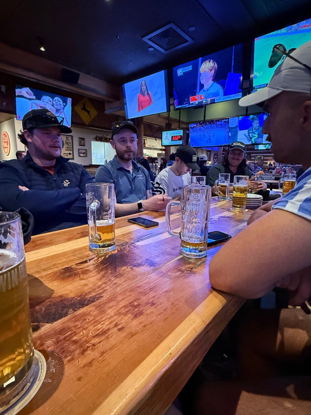 Équipe technique au bar après une journée de tournoi
